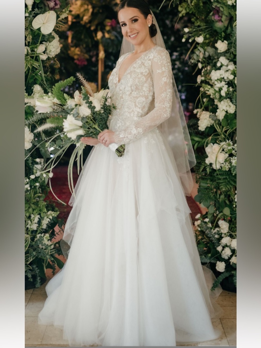 Monique lhuillier Wedding Dress Long Sleeve, Lace Bodice and Tulle A line Skirt